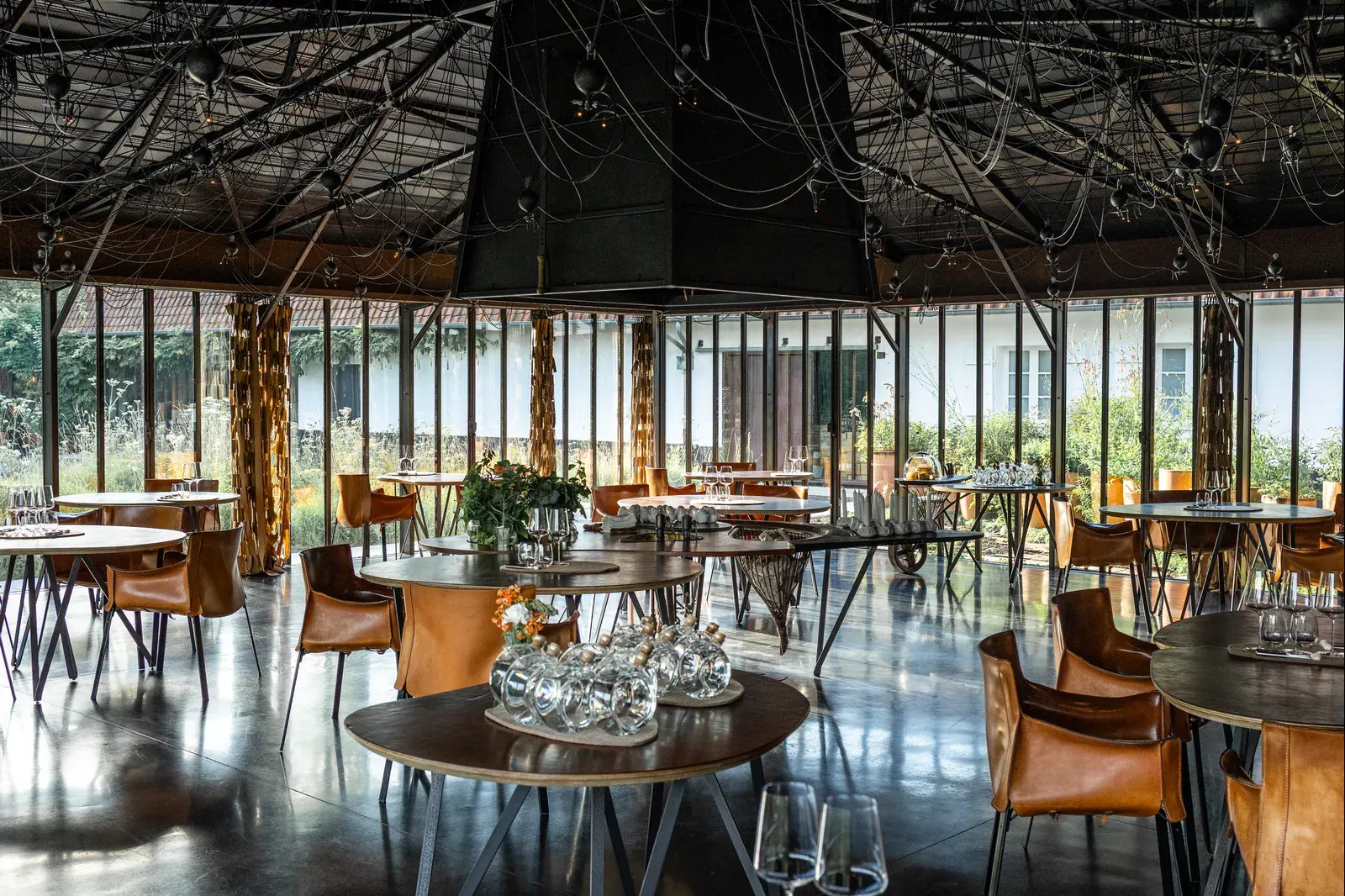 Salle de La Grenouillère, conçue avec l’architecte Patrick Bouchain : la gastronomie fait dialoguer l’architecture contemporaine et la nature de la Côte d’Opale.