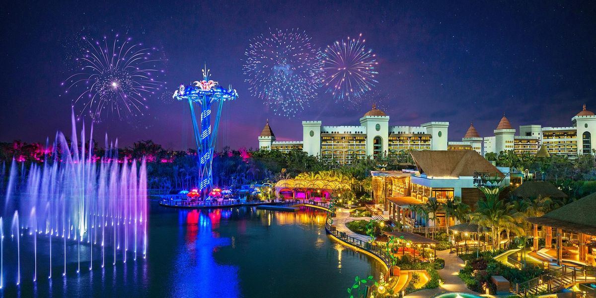 VidantaWorld de nuit — feux d'artifice, fontaines et structures illuminées