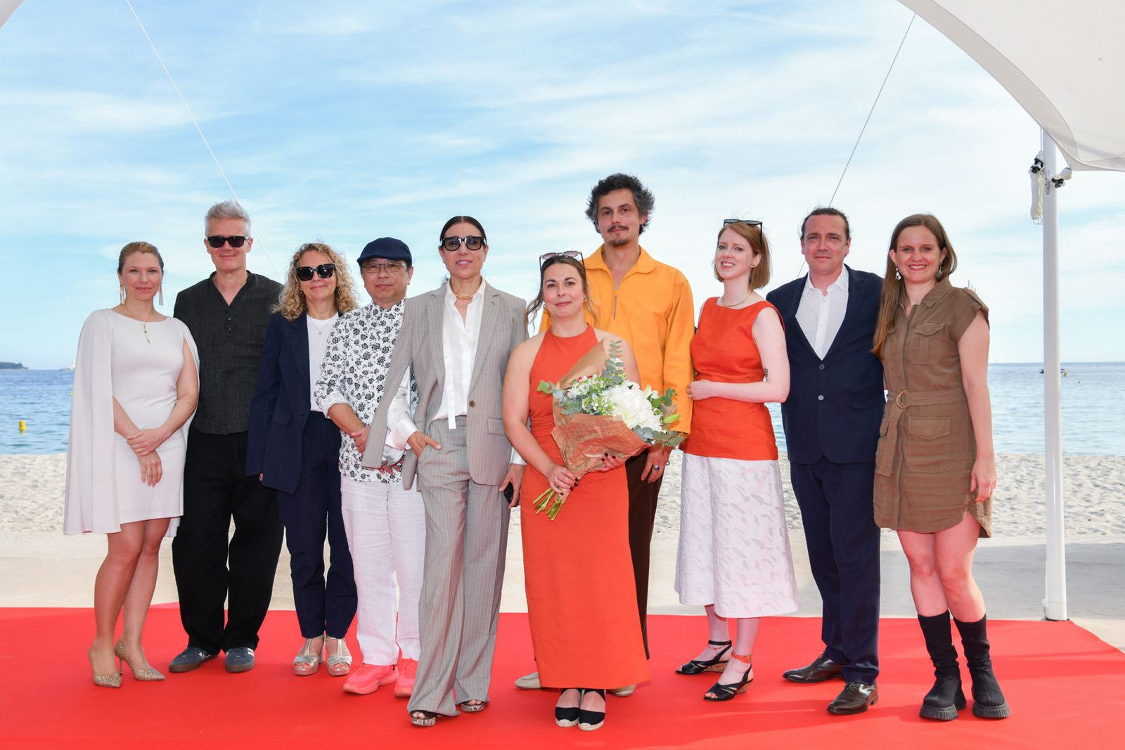 Les lauréats du Prix de la Meilleure Œuvre Immersive, sur la plage des Palmes.