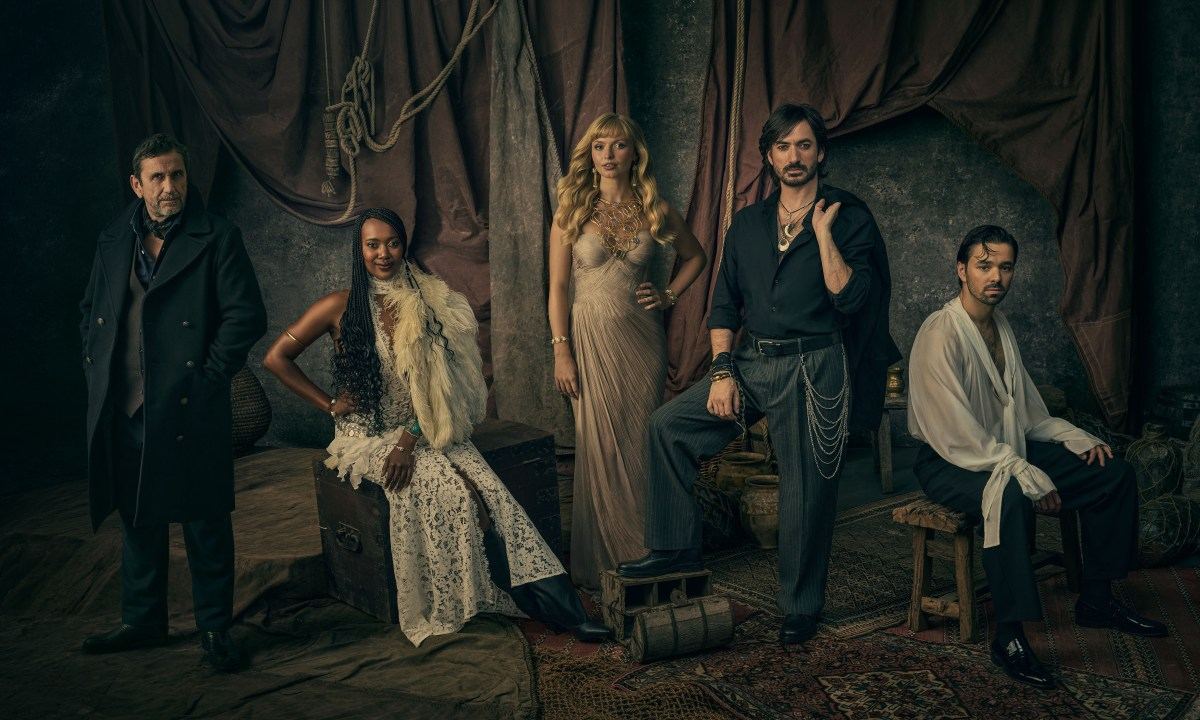 De gauche à droite : Phil Daniels (Barbossa), Gleanne Purcell-Brown (Anamaria), Lily Blunsom (Elizabeth Swann), George Maguire (Jack Sparrow), Harrison Wilde (Will Turner).