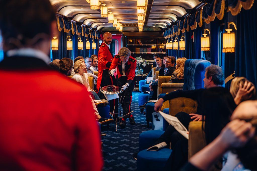 À bord du Grand Tour, le Puy du Fou promet à ses voyageurs six jours de spectacle immersif dans un décor inspiré des trains de la Belle Époque.