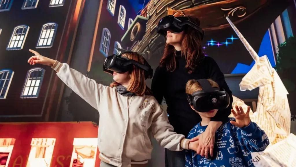 Une famille dans une expérience VR en lieu dédié