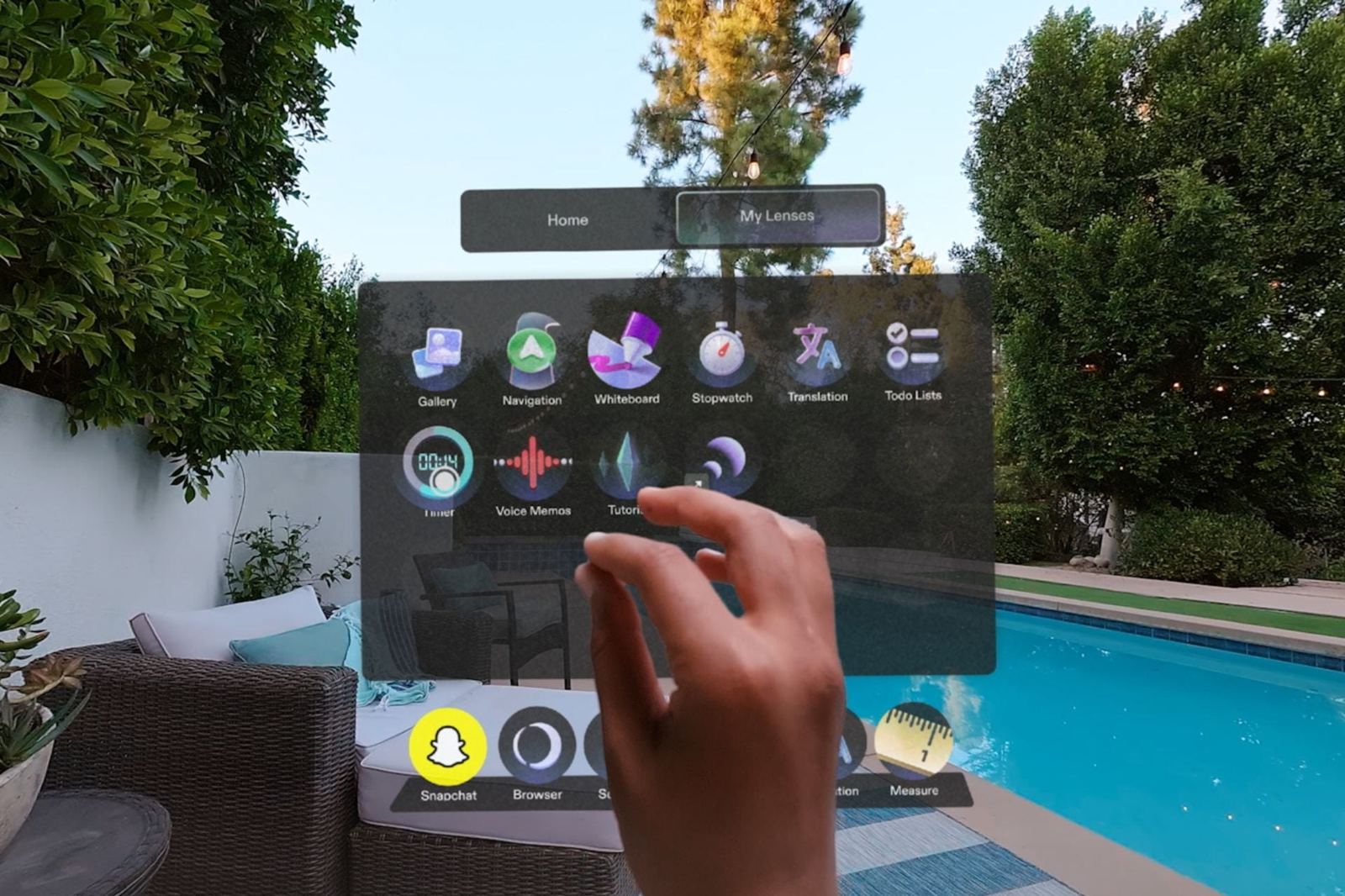 L'interface des Specs de Snap, en réalité augmentée au-dessus d'une piscine
