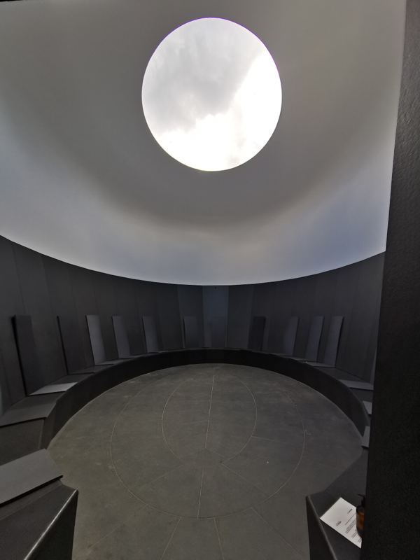 L'intérieur du Skyspace Lech de James Turrell, ouvert sur le ciel