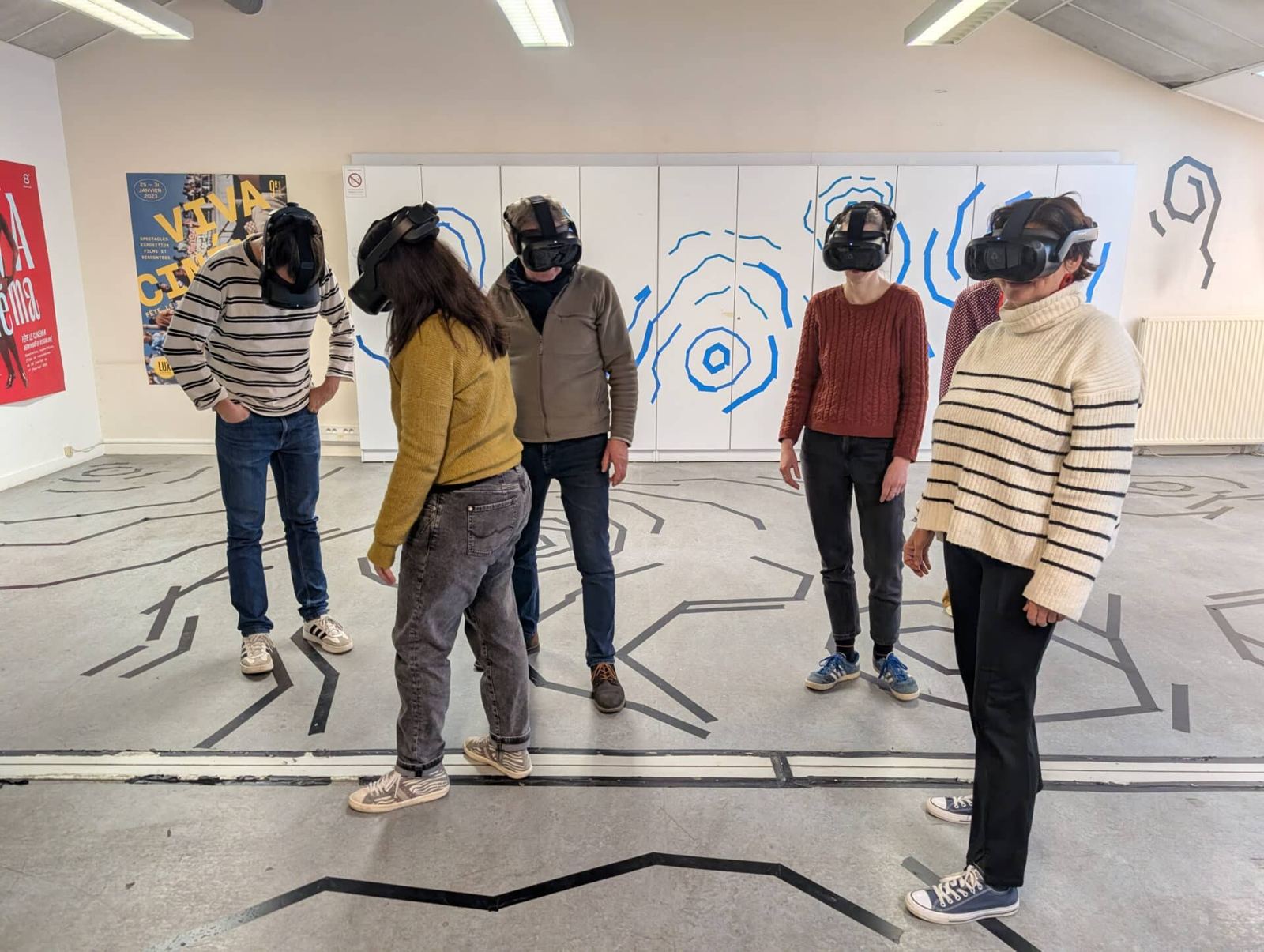 Une séance de VR collective en salle, casques sur la tête