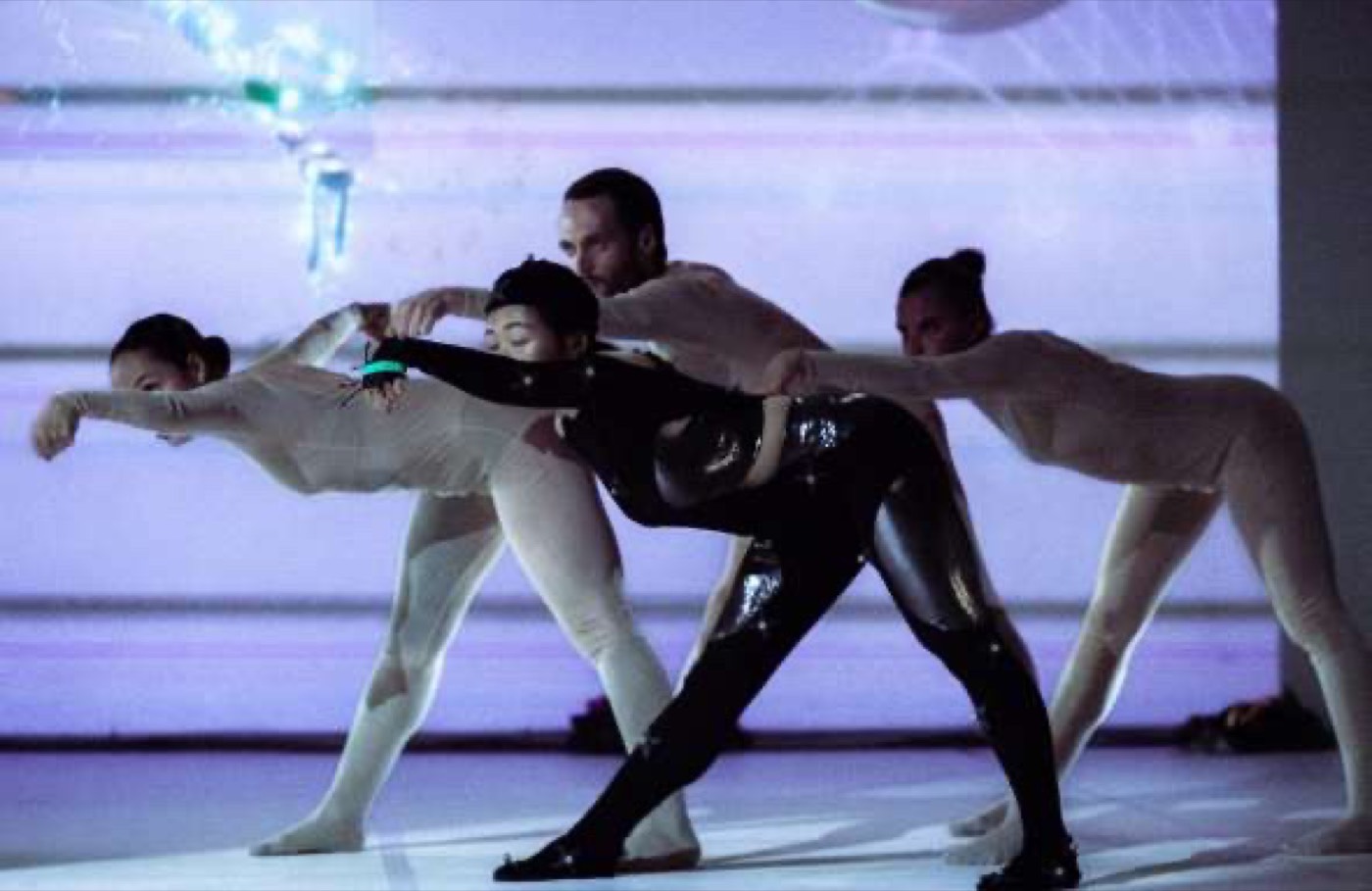 Carly Lave — la danseuse et son double — IP Dance, p. 74