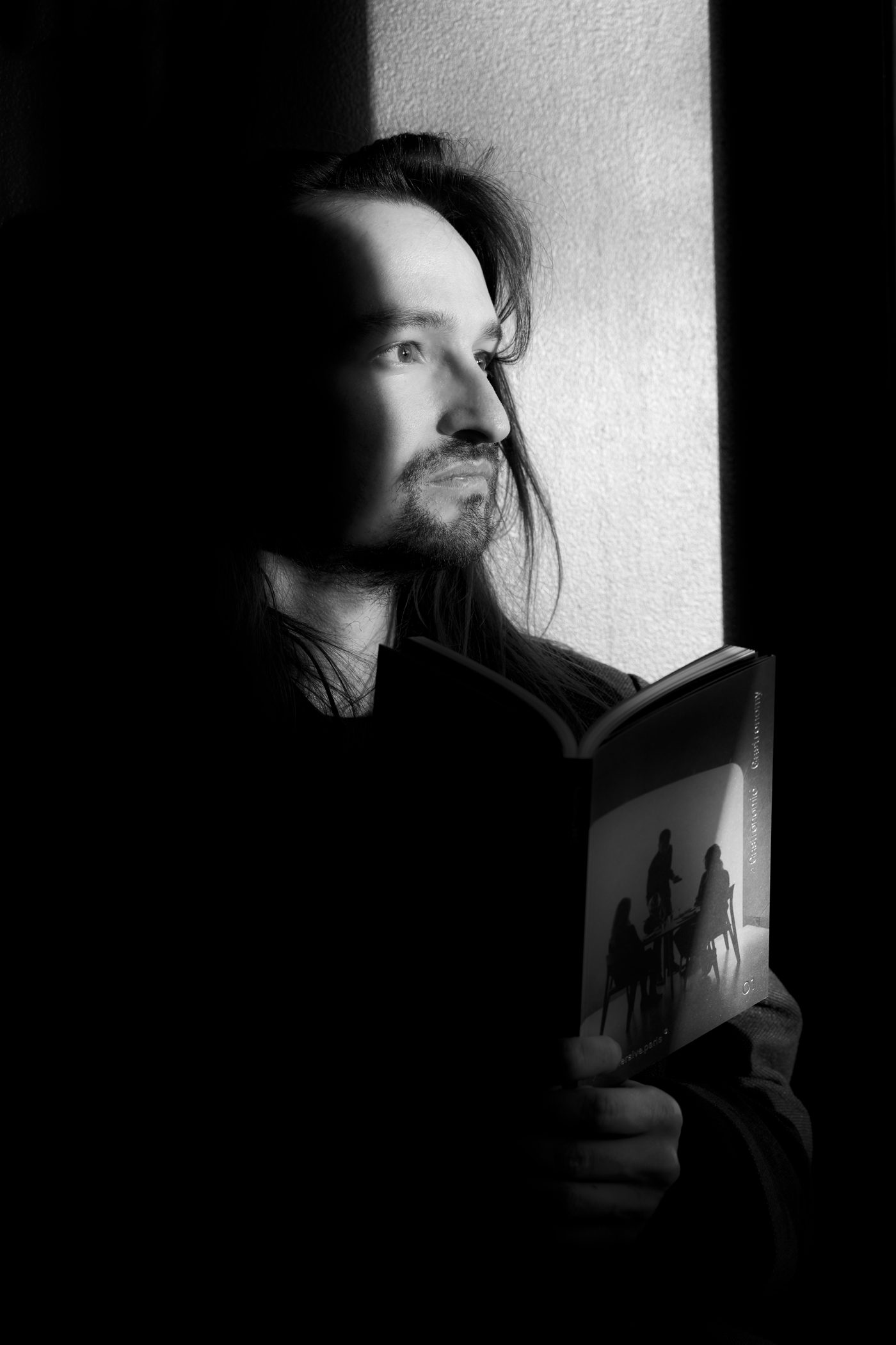 Mathias Chelebourg, le livre en main