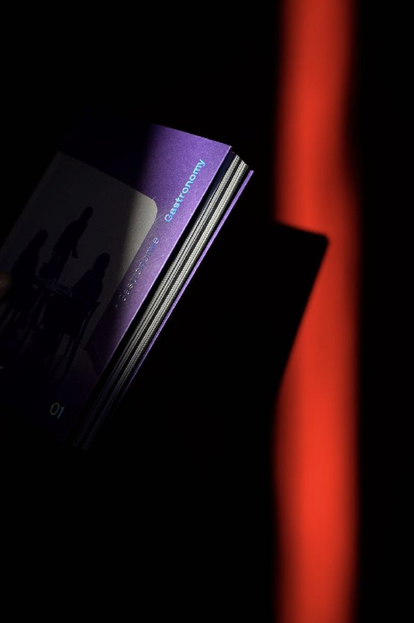 Le livre entrouvert, entre ombre et lumière