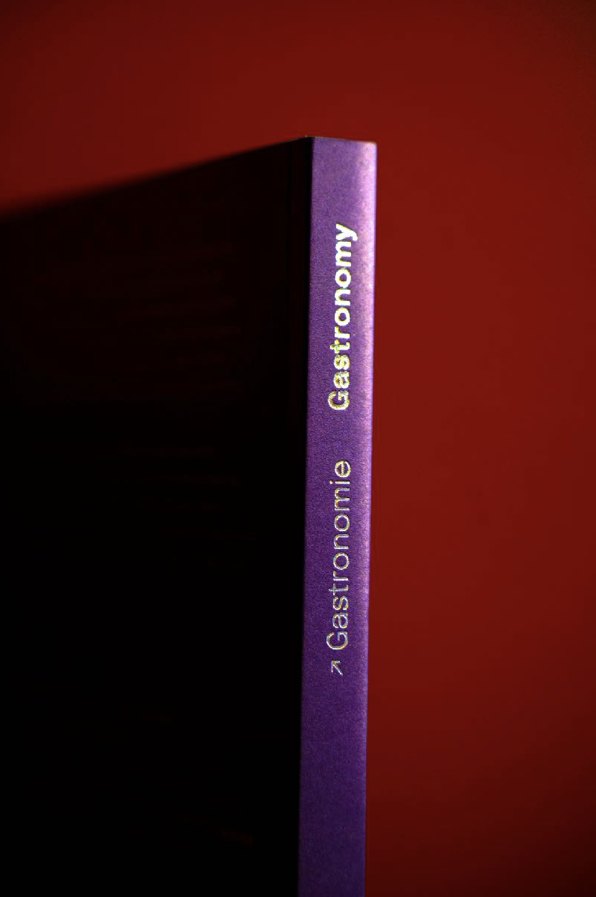 La tranche violette du livre sur fond rouge