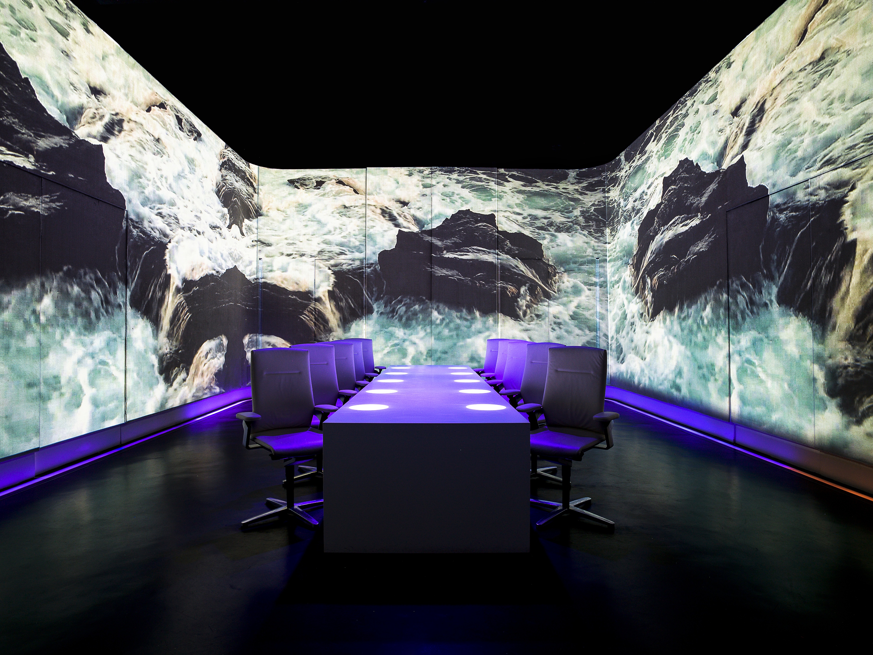 Ultraviolet — Seacoast Waves. Une scénographie immersive à 360° qui enveloppe la salle pendant le service.