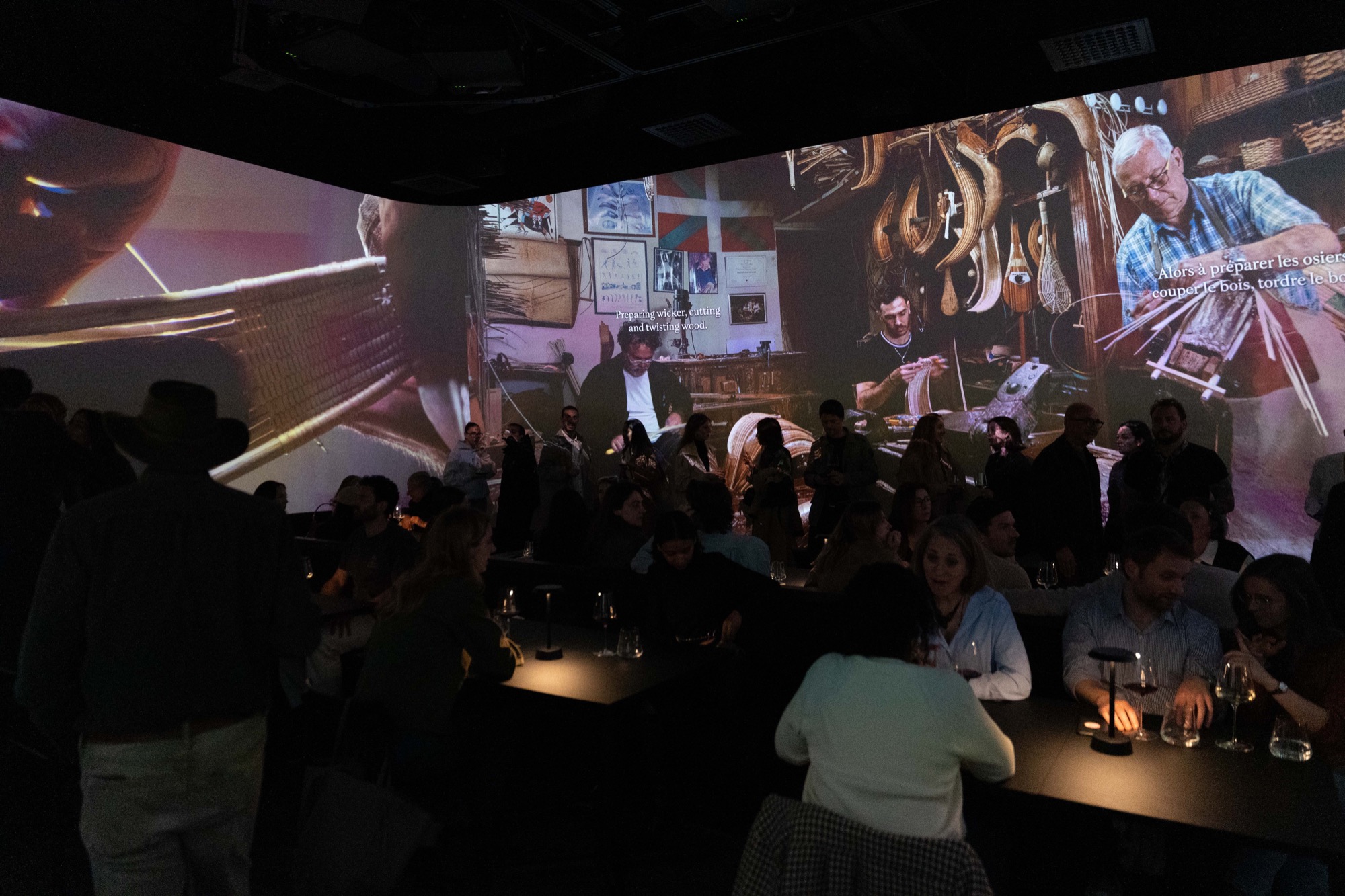 Les invités dans la salle immersive.