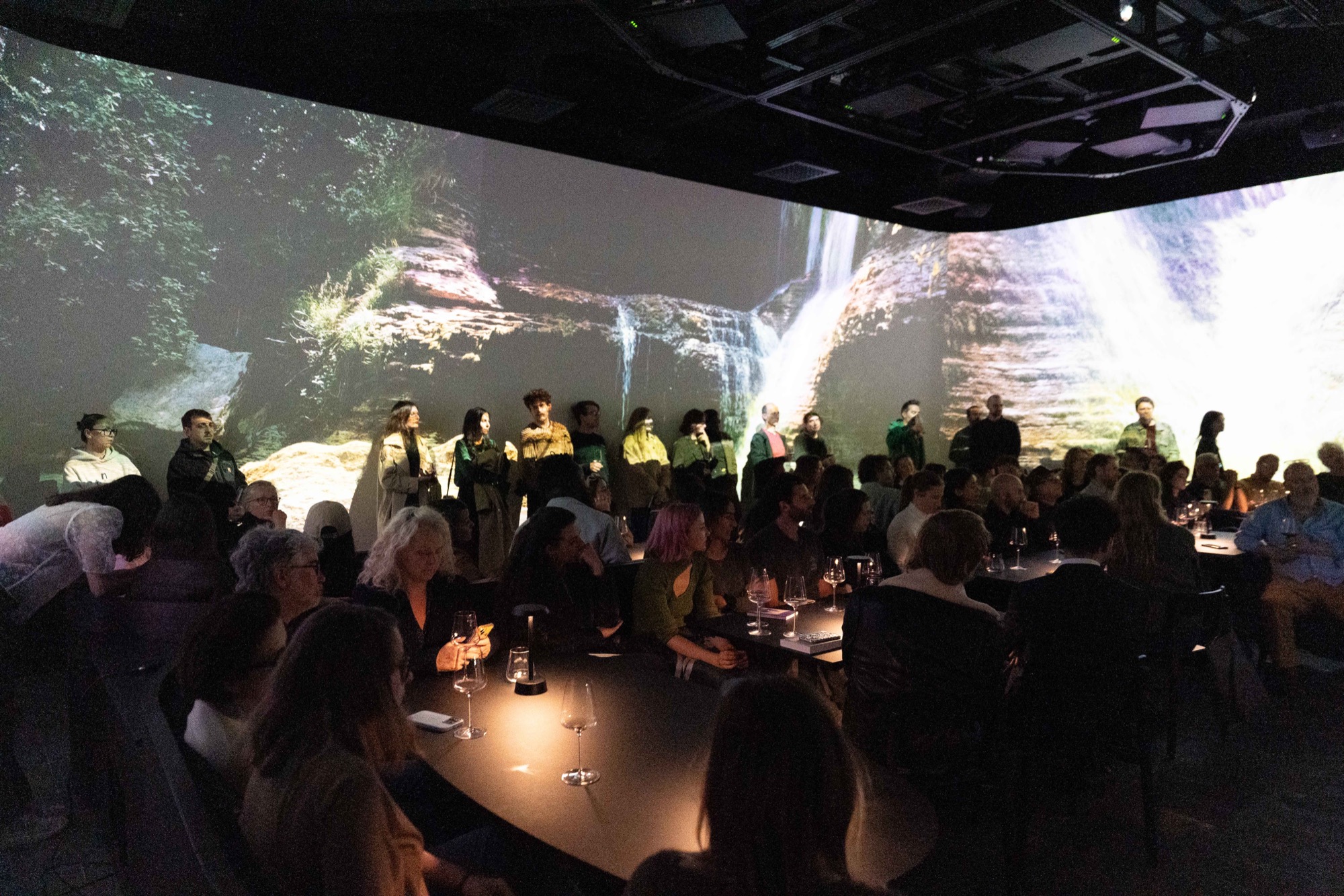 La salle immersive d'ATICA, pleine, sous la cascade projetée, le soir du lancement d'IP Gastronomy.