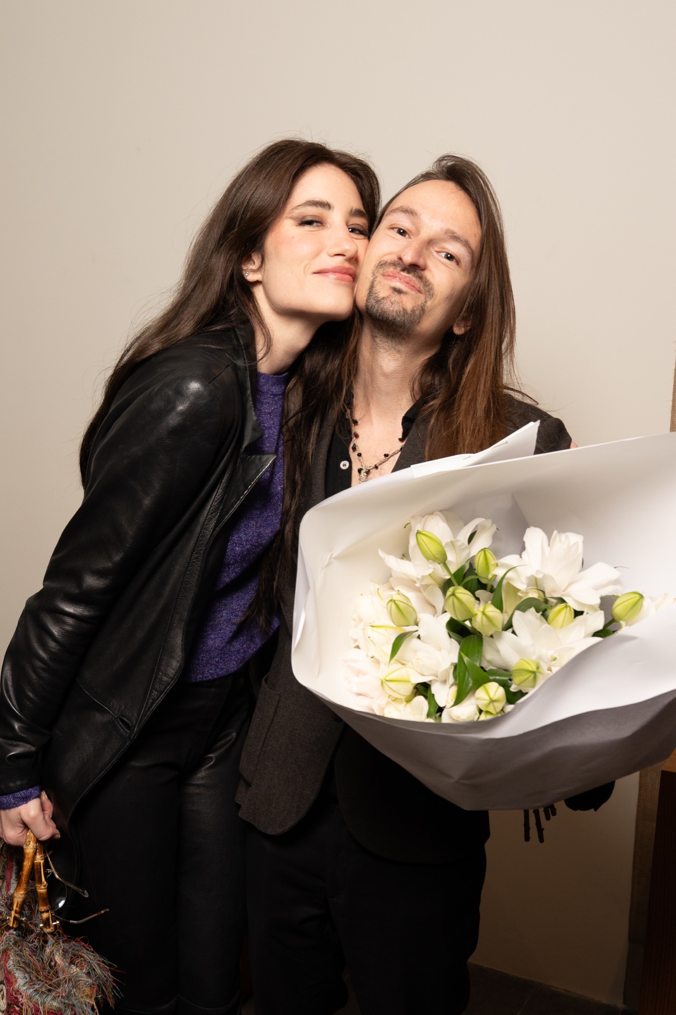 Mathias Chelebourg, un bouquet à la main.