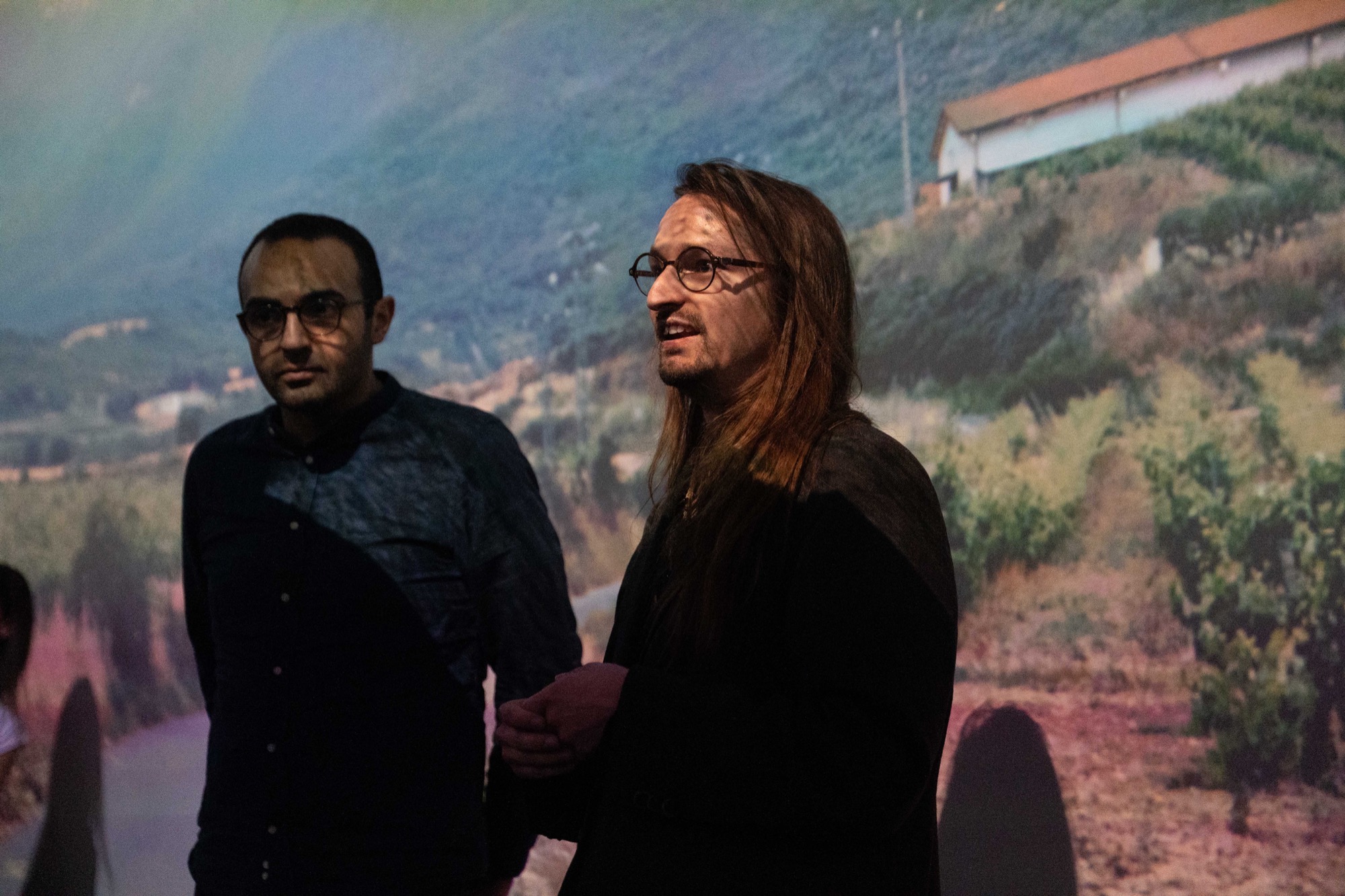 Mathias Chelebourg présente la collection dans la salle immersive.