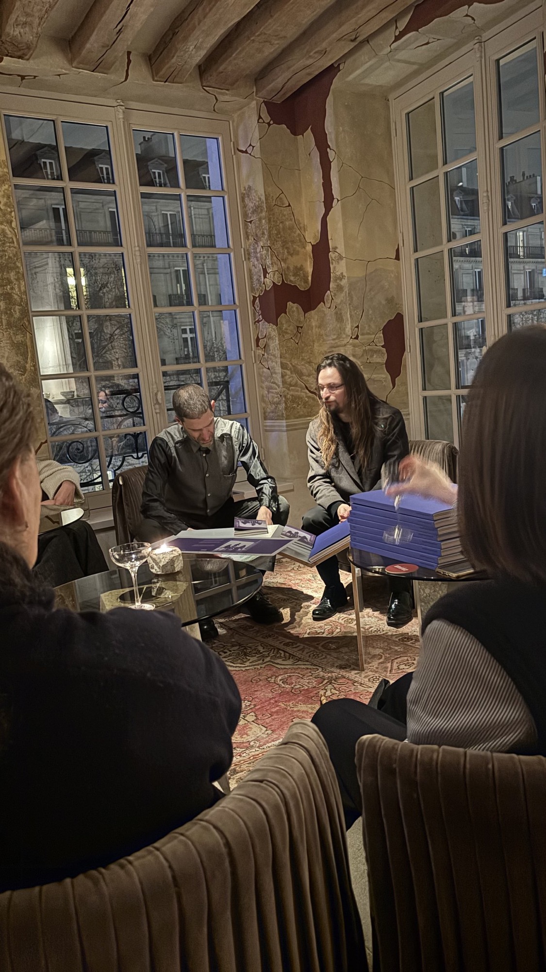 Le public autour des deux invités.