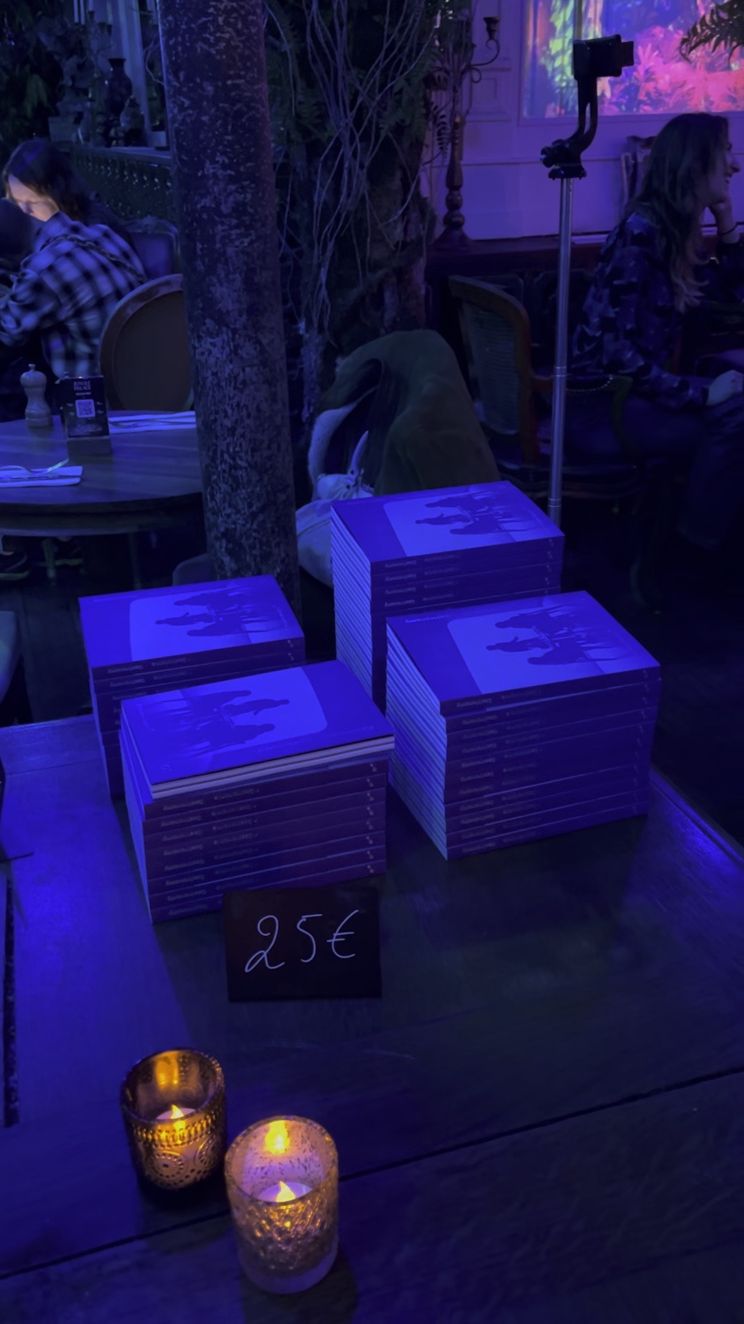 Le livre à la bougie, les invités autour.