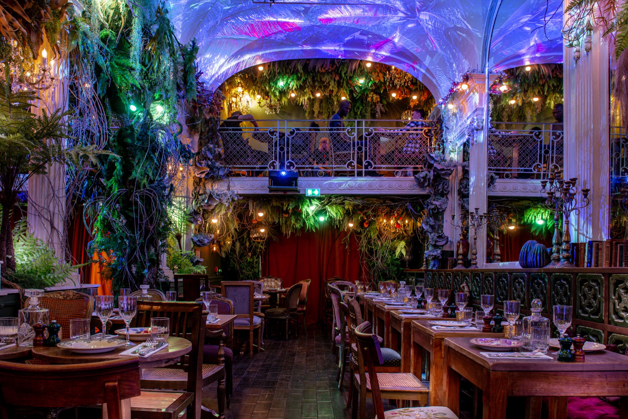 La grande salle voûtée du Jungle Palace d'Ephemera, Paris 10ᵉ, où IP Gastronomy a été dédicacé.