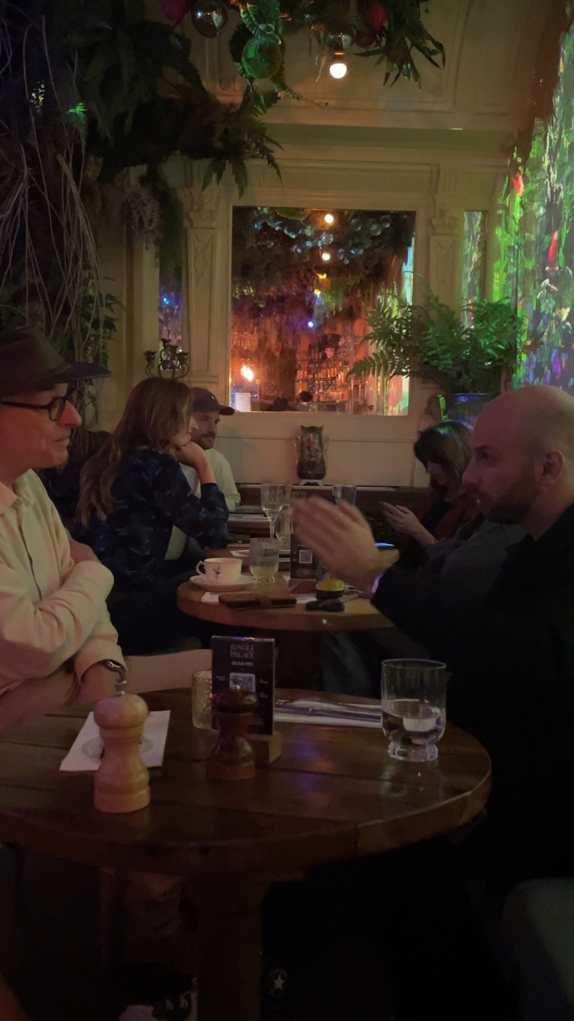 Conversations autour des tables pendant la dédicace.