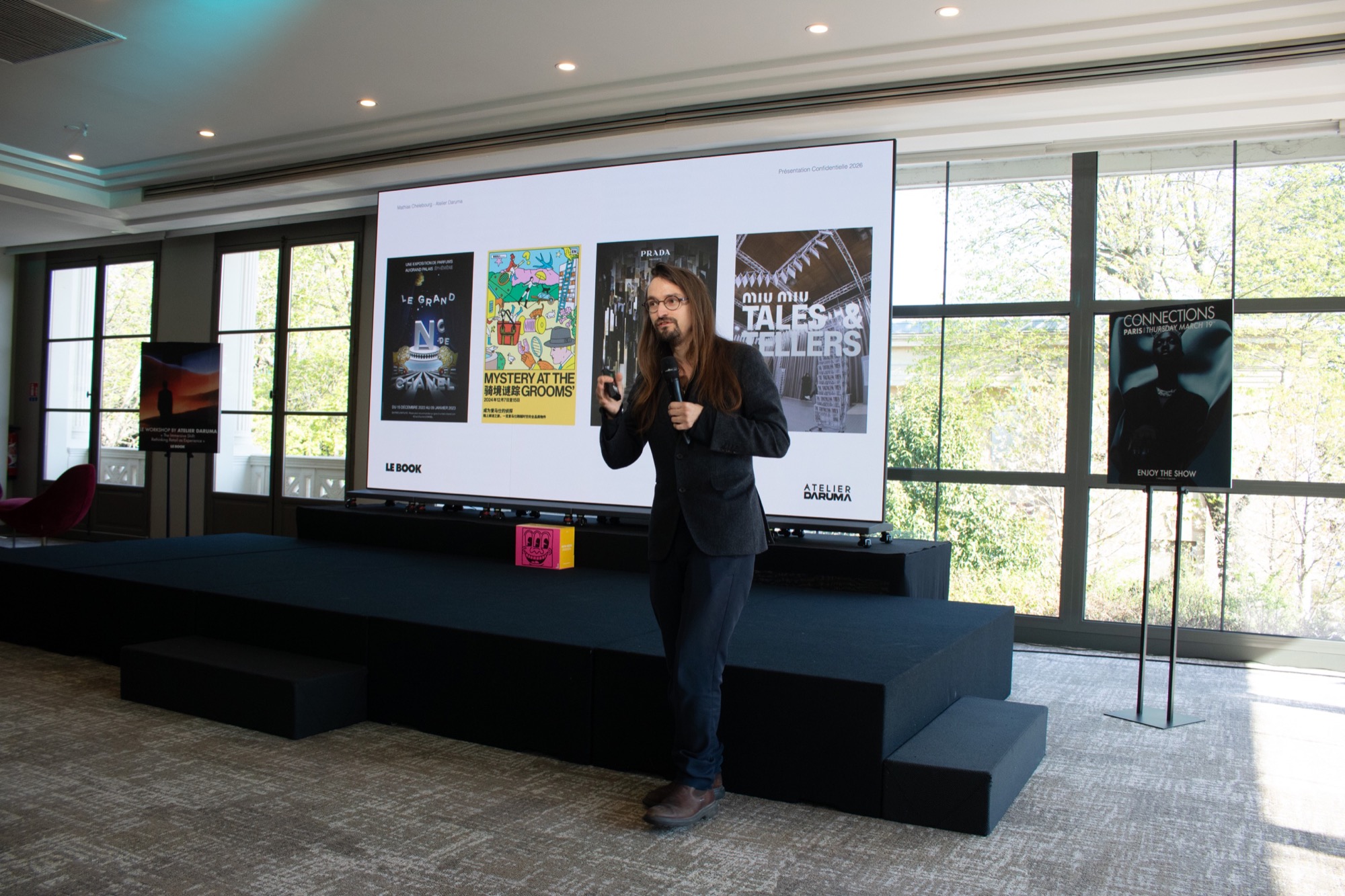Mathias Chelebourg sur la scène de LE BOOK Connections, Pavillon Gabriel.